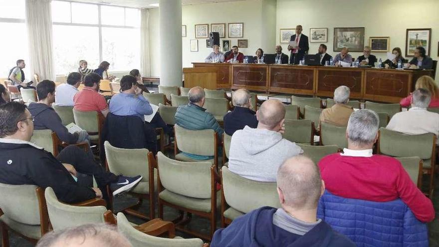 Asistentes a la asamblea de socios, ayer, en la Ciudad Deportiva del Círculo Mercantil. // Alba Villar