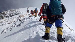Alpinistas en el Everest.
