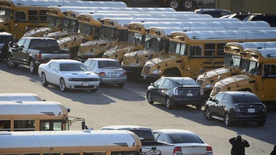 Imatge d&#039;autobusos escolars aturats per l&#039;amenaça de bomba.