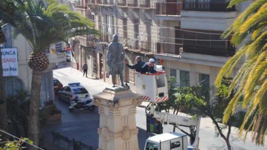 Un operario municipal limpiaba ayer la estatuta de Jorge Juan que preside la plaza Vieja.