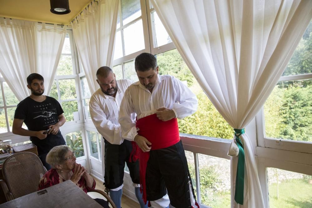 Ceremonia de vestir el traje de llanisca