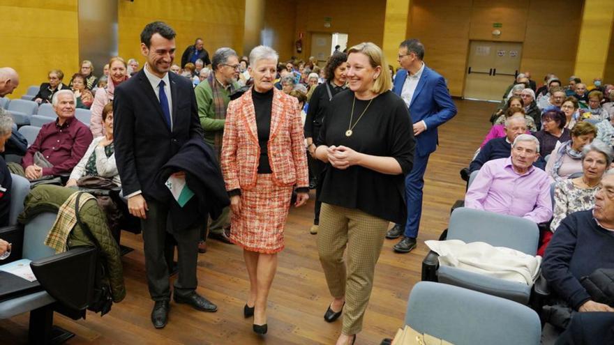 La consejera zamorana Isabel Blanco, a la derecha, a su llegada ayer al congreso que se celebró ayer en Valladolid. | Rubén Cacho - Ical