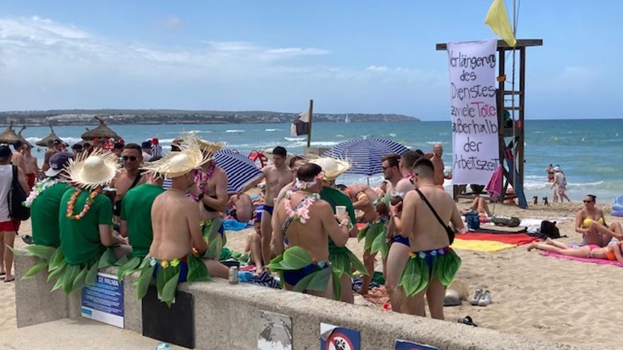 Urlauber an der Playa de Palma vor dem Ausguck der Rettungsschwimmer.