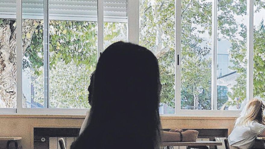 Niñas atendiendo a una clase en un centro escolar.