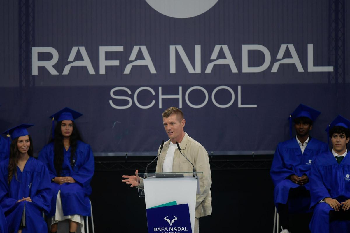 Toni Kroos apadrina la graduación de la Rafa Nadal Academy Toni Kroos apadrina la graduación de la Rafa Nadal Academy
