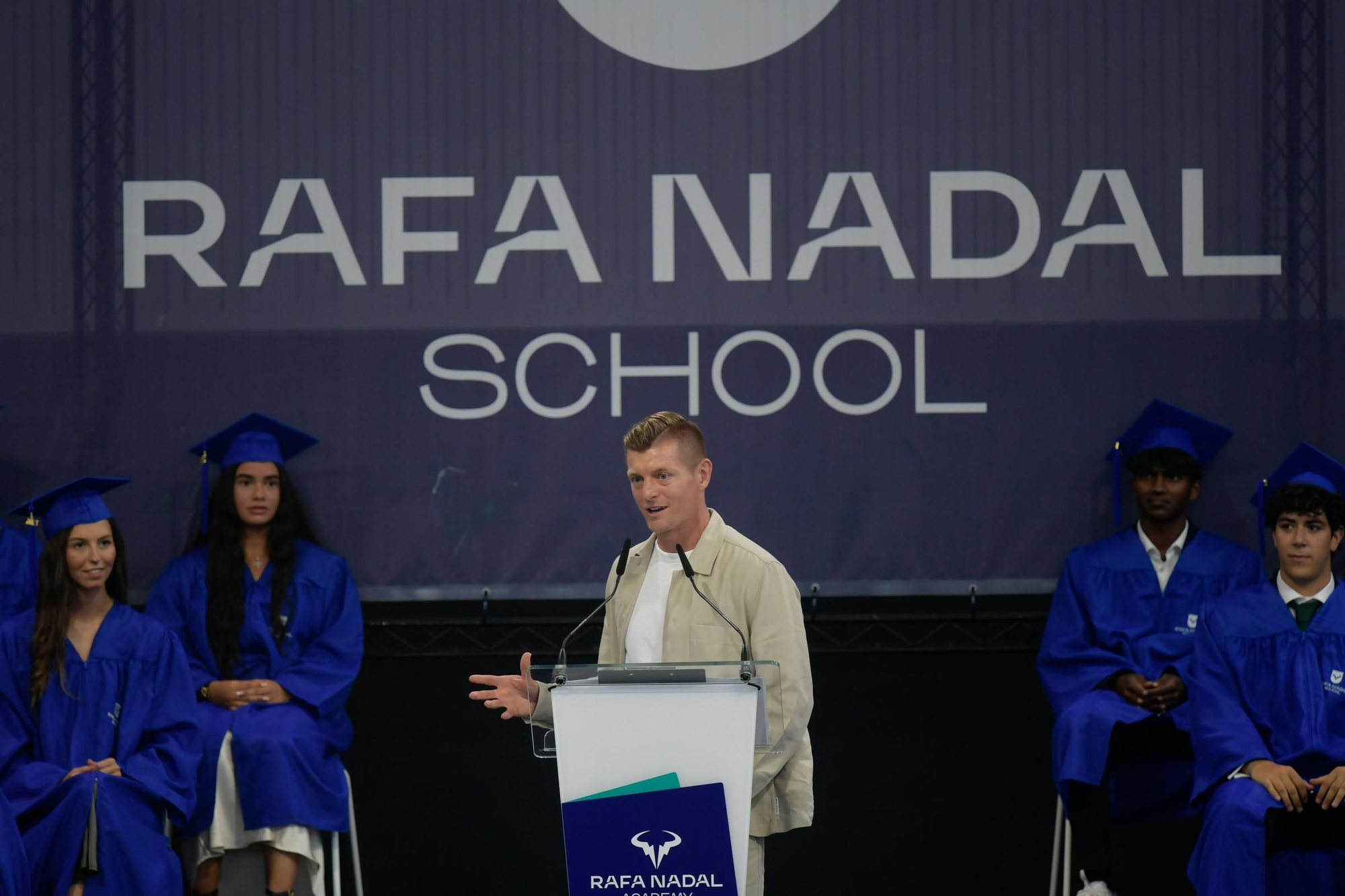 Toni Kroos apadrina la graduación de la Rafa Nadal Academy