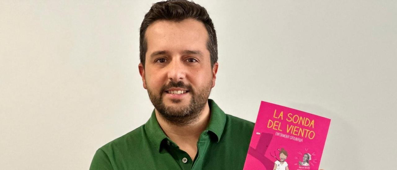 Héctor Castiñeira, 'Enfermera Saturada', con su último libro.