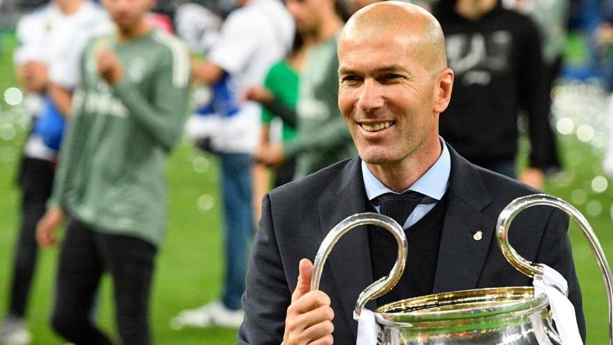 Zidane, sosteniendo la última copa de la Champions