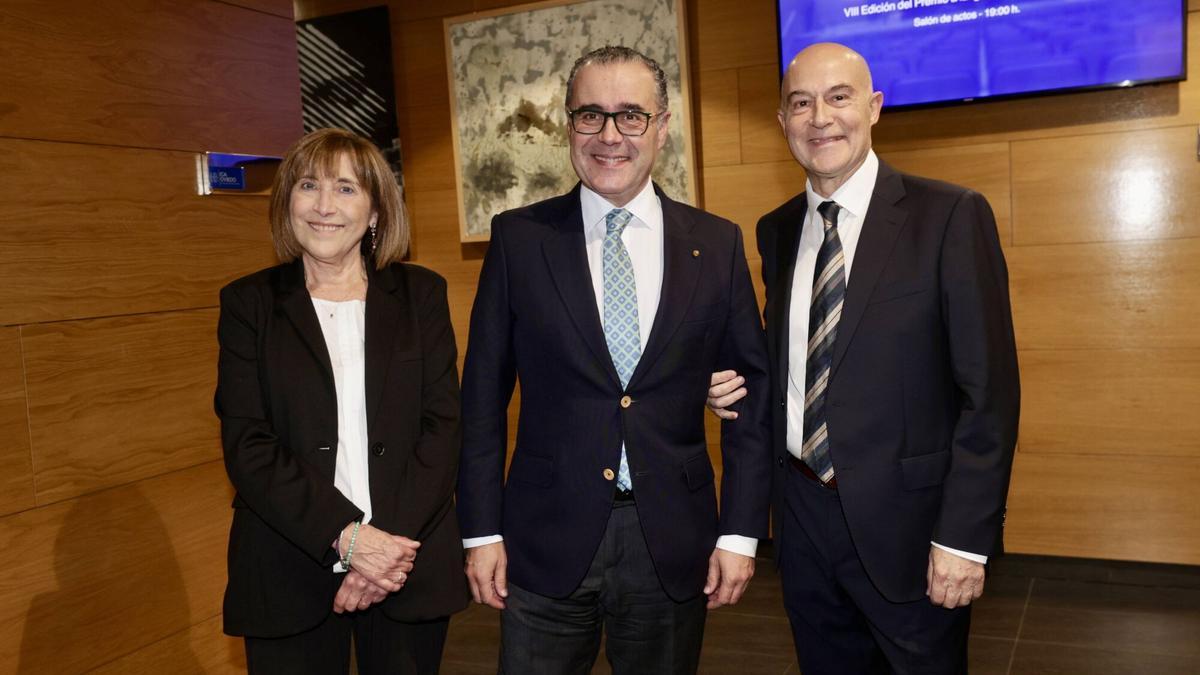 La presidenta de la asociación Themis, Rosa María Gil; el decano del Colegio de Abogados, Antonio González-Busto, y el abogado Adolfo Barreda.