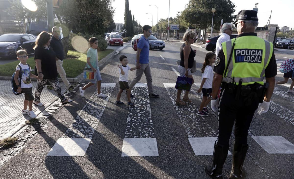 Estudiantes y familias en un día de inicio de curso en  el barrio de Son Rapinya de Palma.