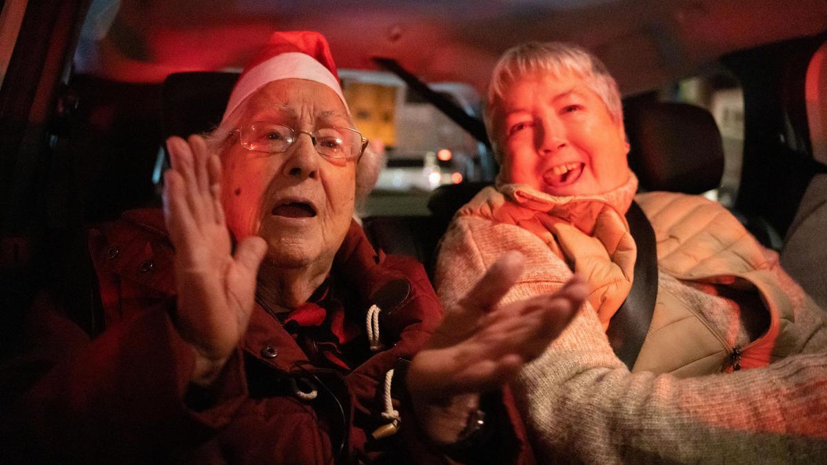 Zwei Seniorinnen erfreuen sich bei der Taxifahrt durch Palma an der Weihnachtsbeleuchtung.