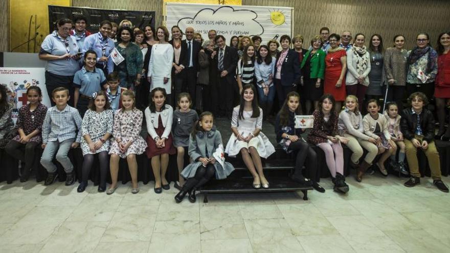 Foto de familia de los premiados en la Gala de la Banderita.