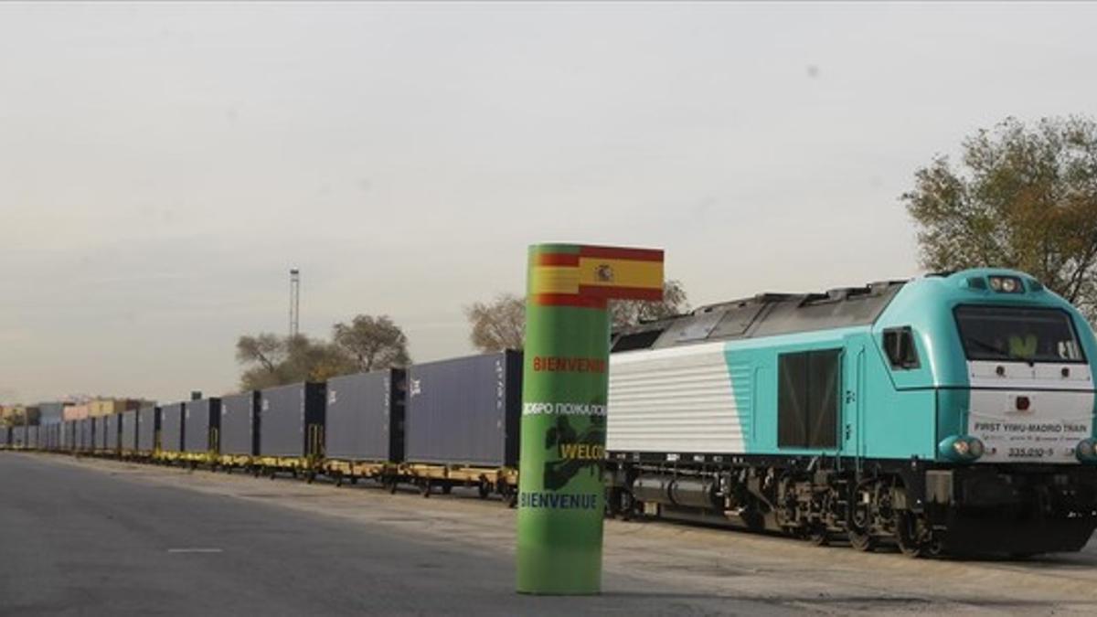 El tren de mercancías que partió de la ciudad china de Yiwu el pasado 18 de noviembre la llegado este martes a la terminal de Abroñigal (Madrid).
