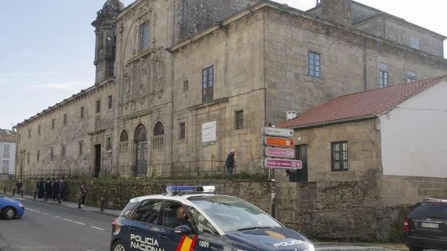 Un coche de la Policía Nacional frente al convento, en Santiago.