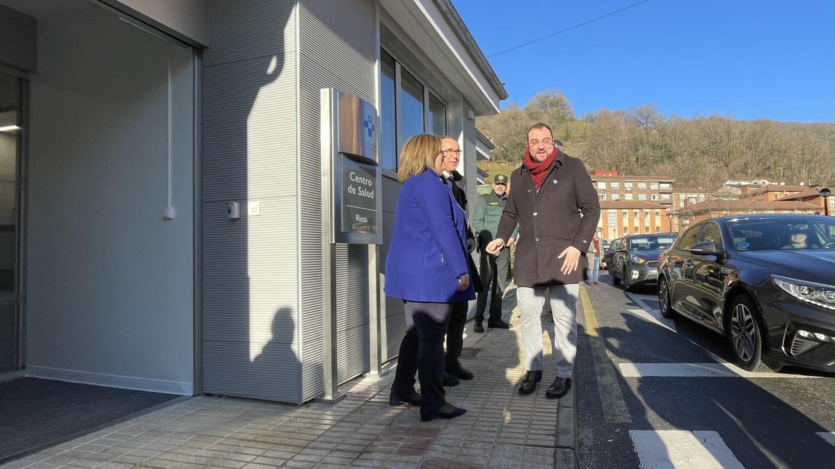 Adrián Barbon, a su llegada al centro de salud de Riosa.