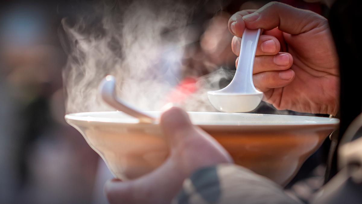 El caldo casero que te protegerá contra los resfriados y no debería faltar en tu dieta estos meses