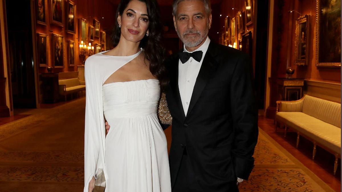 El matrimonio Clooney posa elegante durante una cena benéfica celebrada en Buckingham Palace