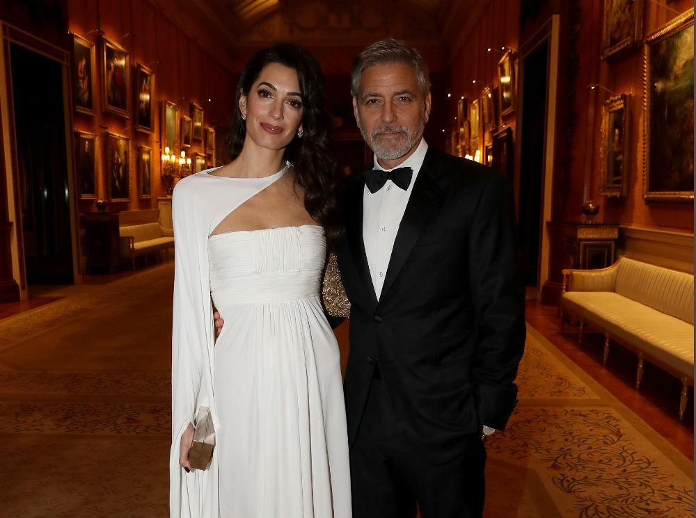 El matrimonio Clooney posa elegante durante una cena benéfica celebrada en Buckingham Palace