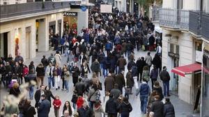 Afluencia de compradores en el Portal de l’Àngel durante el puente de la Constitución, en diciembre pasado. JOSEP GARCÍA