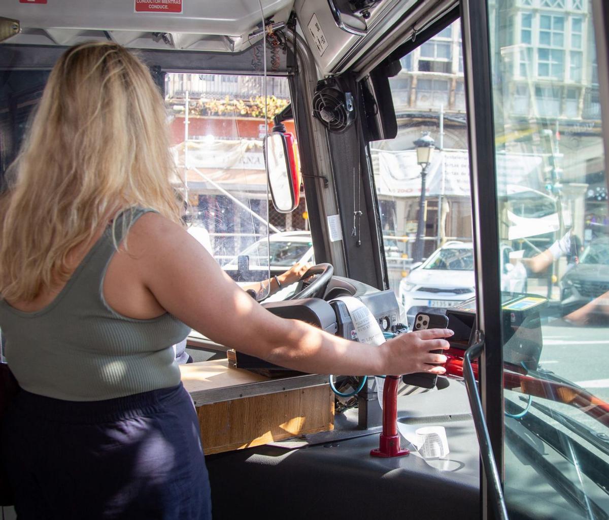 Una usuaria del bus urbano paga un trayecto con su teléfono móvil, ayer. | // GERMÁN BARREIROS/ROLLER AGENCIA