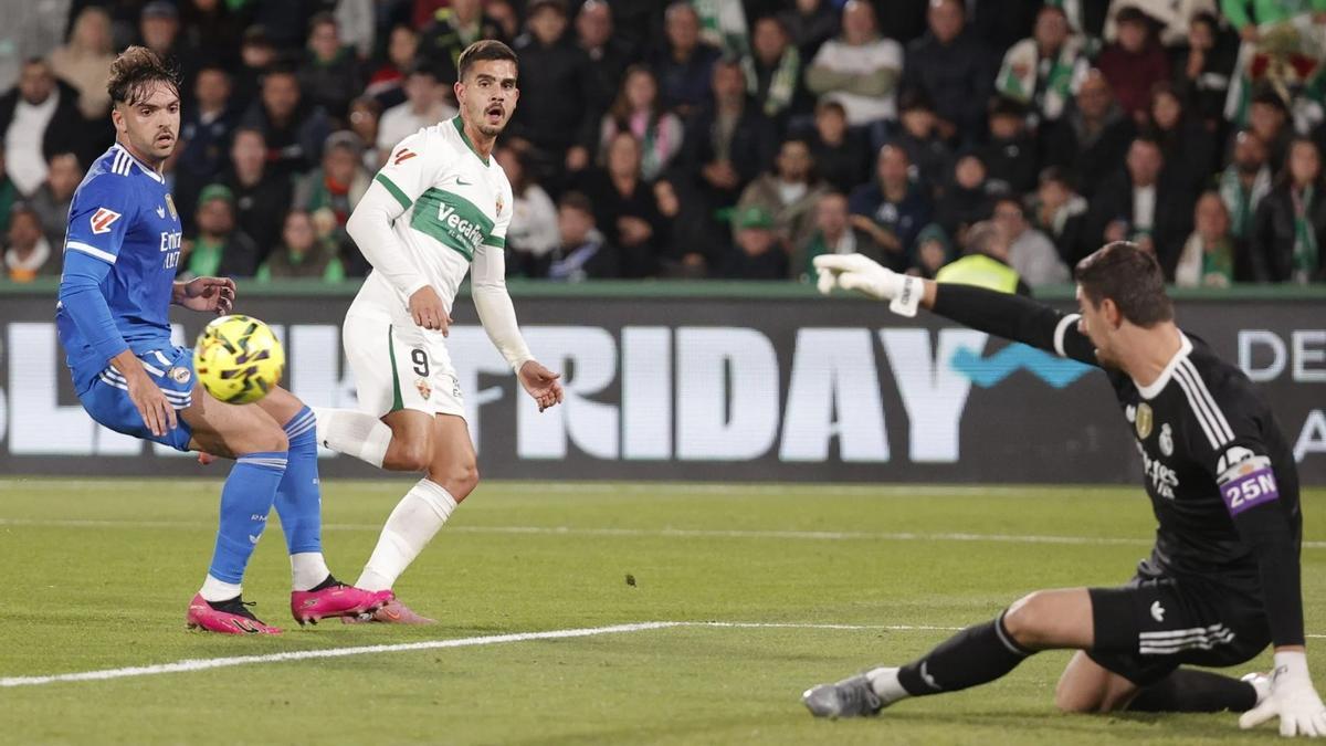 Empate de oro del Elche en un nuevo ‘robo’ del Madrid
