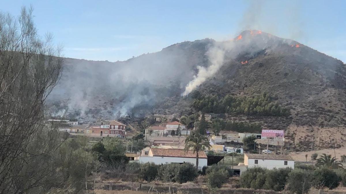 Las llamas devoran los matorrales del monte de Las Casicas en Puerto Lumbreras.