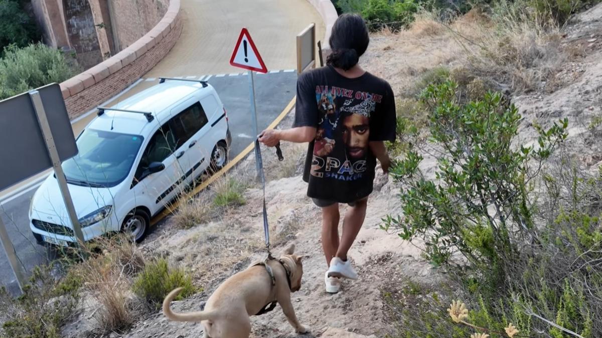 Sandra paseando a su perro de seis meses, al lado de su cueva.