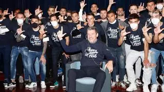 Unzué comparte con la plantilla del Celta en un auditorio lleno su lucha contra la ELA