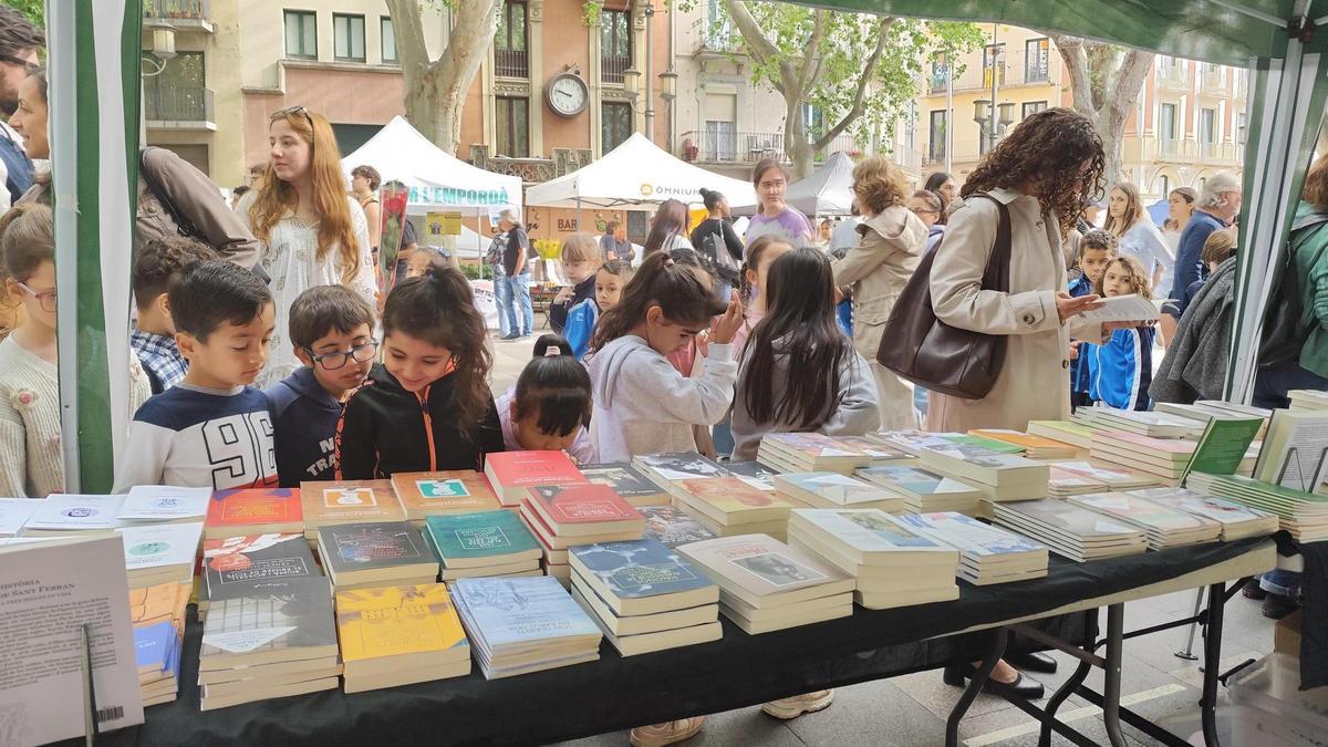 VÍDEO | La Rambla de Figueres acull, un any més, la gran festa de Sant Jordi