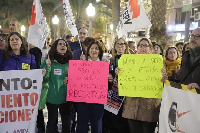 Los profesores de Alicante se plantan: urgen más personal y más sueldo