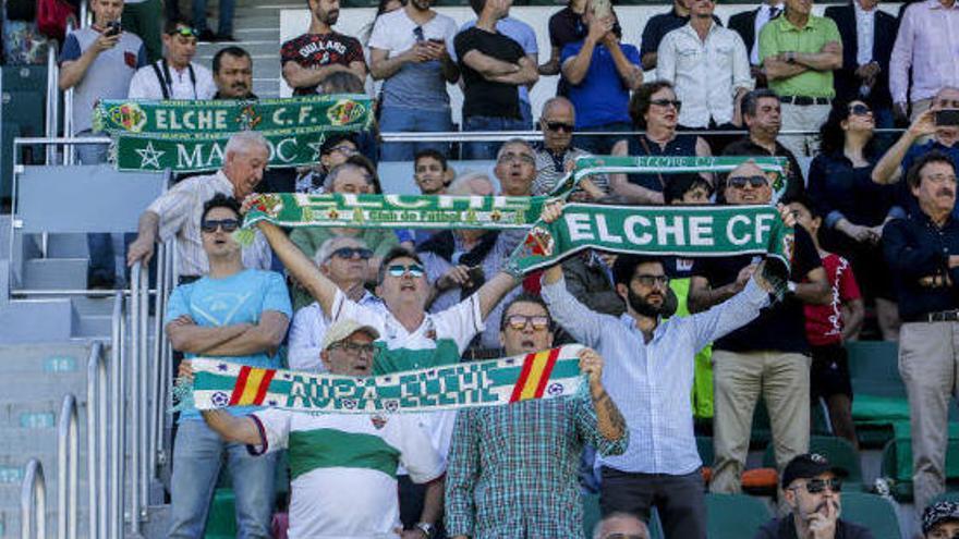 Aficionados animando en el estadio Martínez Valero