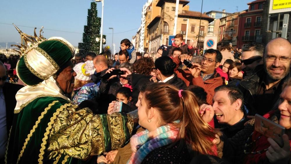 Una multitud recibe a los Reyes Magos en Gijón.