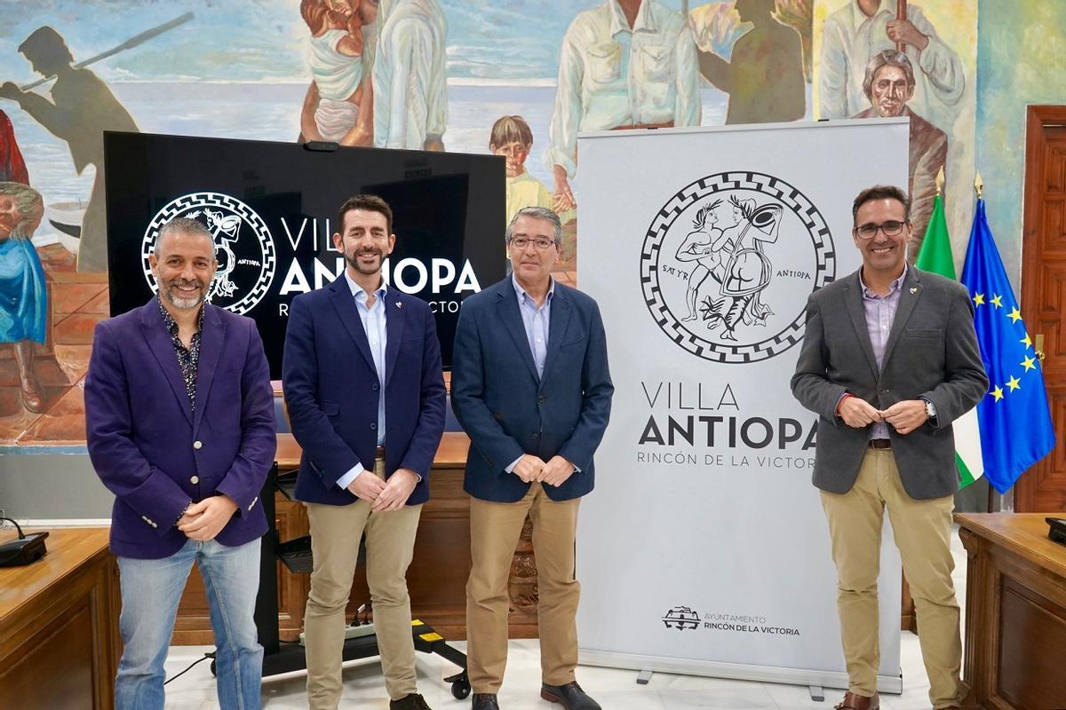 Francisco Salado con los artífices de Villa Antiopa.