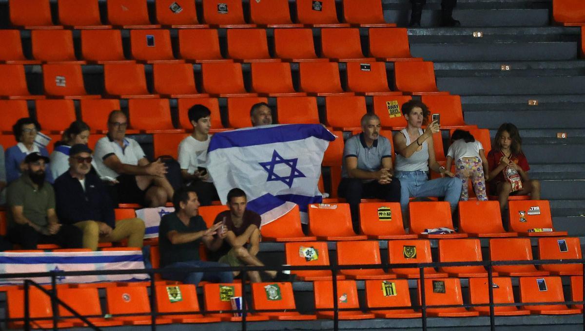 Aficionados del Maccabi Tel Aviv, con una bandera de Israel durante el partido frente a Valencia Basket.