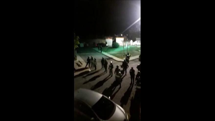 Noche tensa y larga en la barriada de la Fuensanta en Coín