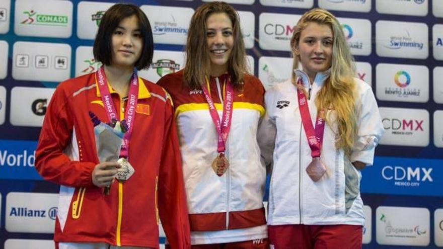 Podi dels 200 estils del Mundial de natació adaptada amb Núria Marquès (centre) com a campiona