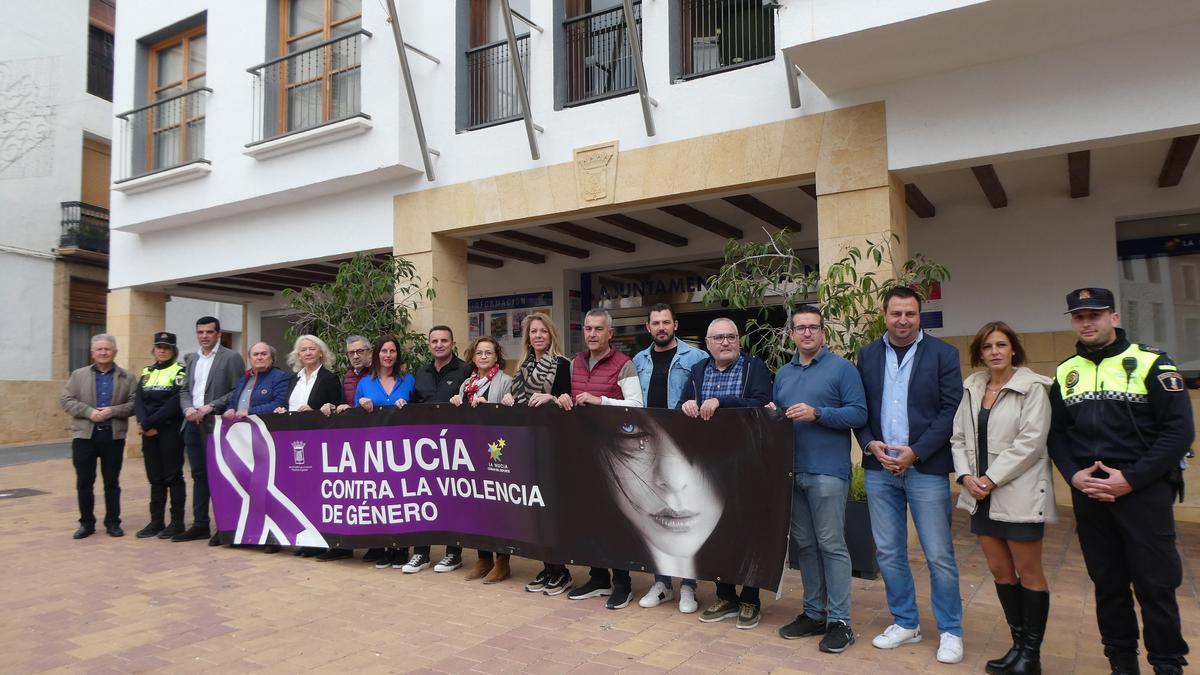 La pancarta que se ha colocado en el Ayuntamiento de La Nucía.