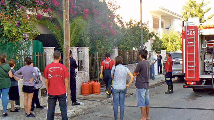 Dos intoxicados en Alcúdia al arder un garaje por la chispa de una radial