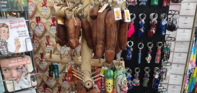 Denunciados varios locales por la venta de souvenirs pornográficos en Lanzarote