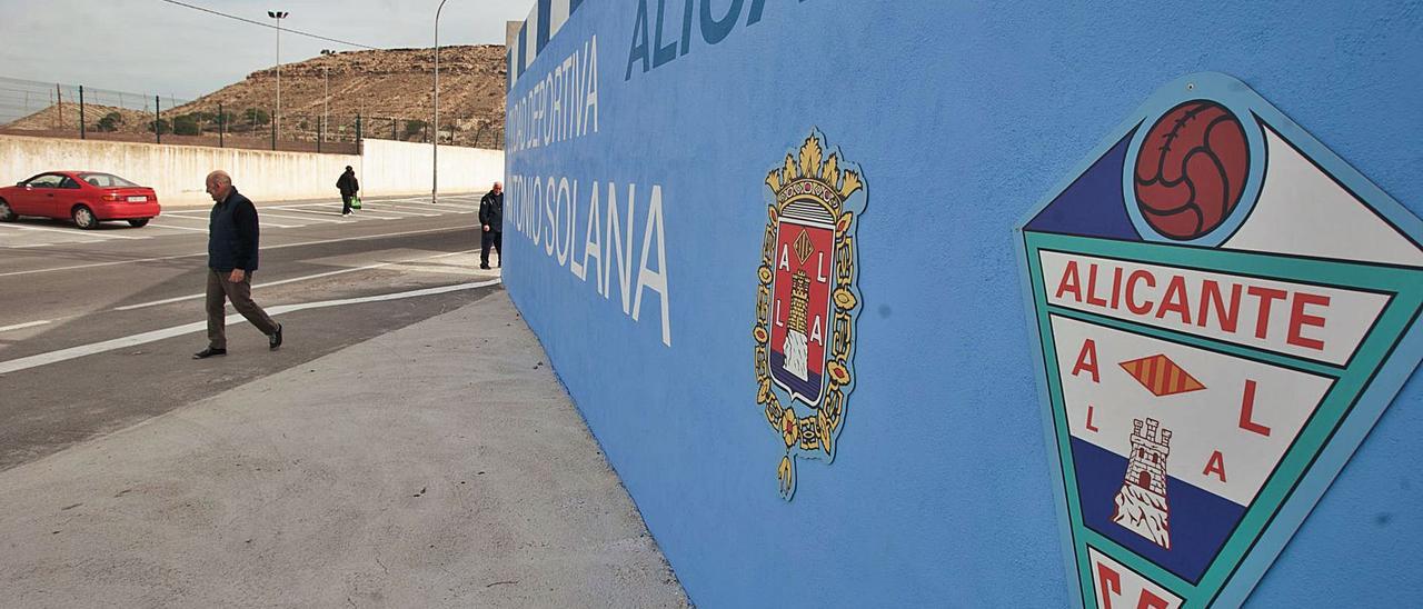 Fachada del estadio Antonio Solana, en Villafranqueza. | JOSE NAVARRO