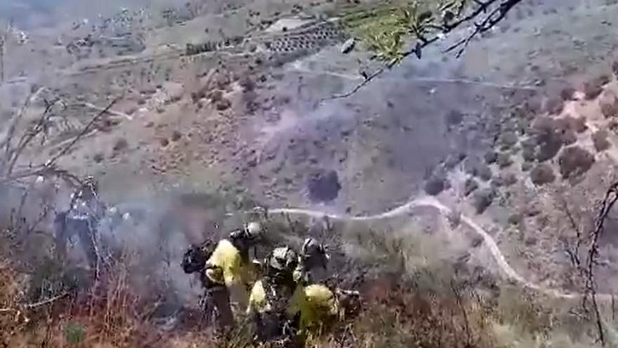 Efectivos movilizados por el Plan Infoca actúan en un incendio en una zona de monte de Canillas de Aceituno.