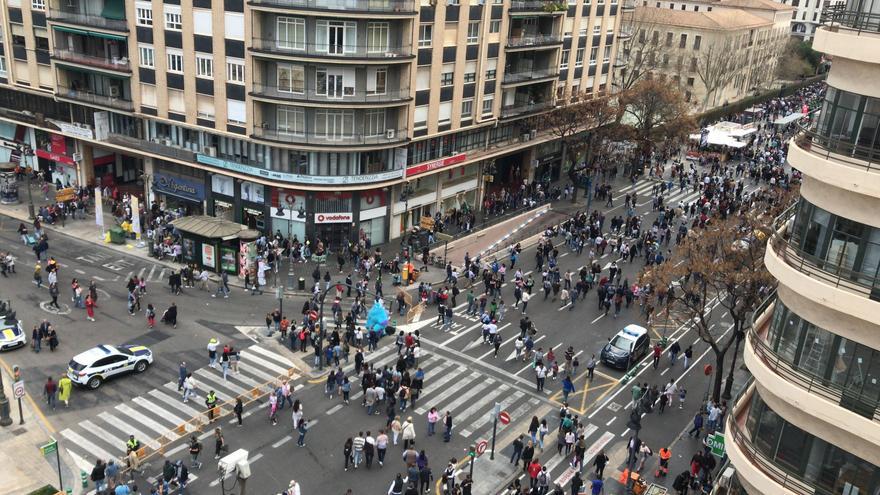 Ríos de gente por el centro de València este sábado 18 de marzo
