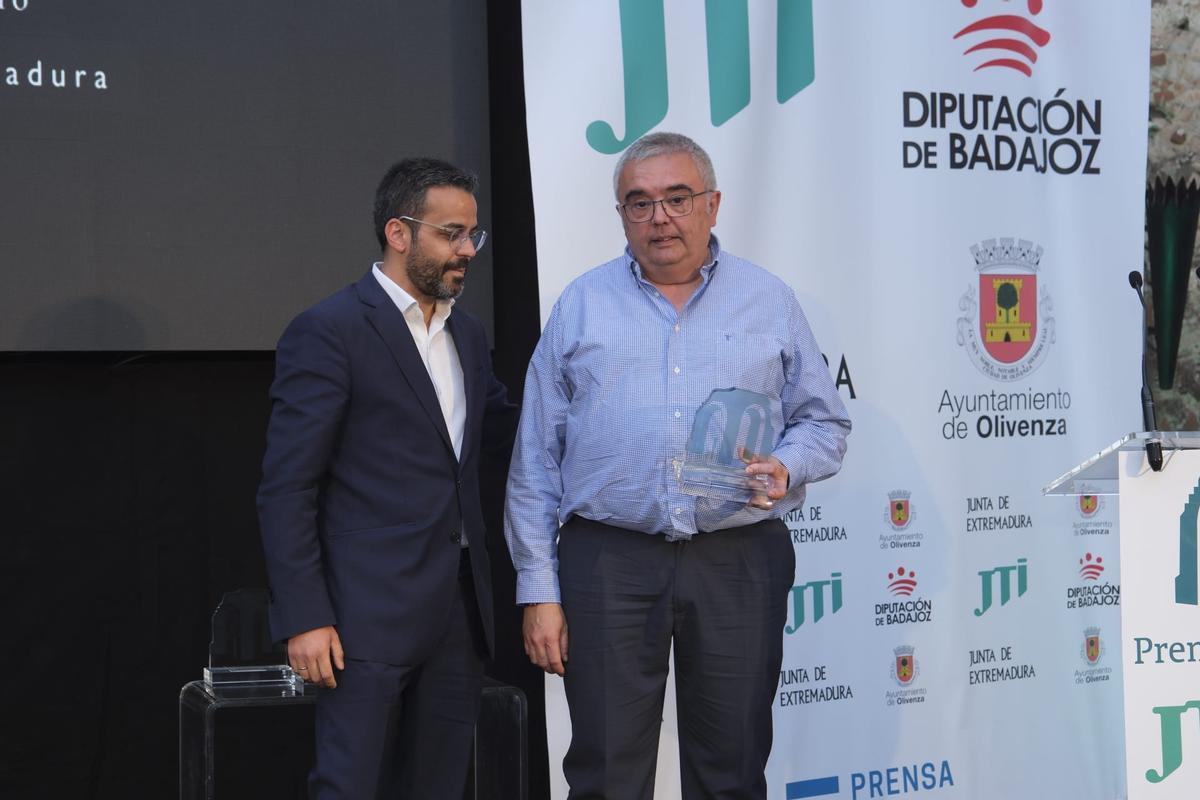 José María Martínez, del Restaurante ‘Galaxia’, recibió el premio de manos del alcalde de Olivenza, Manuel José González