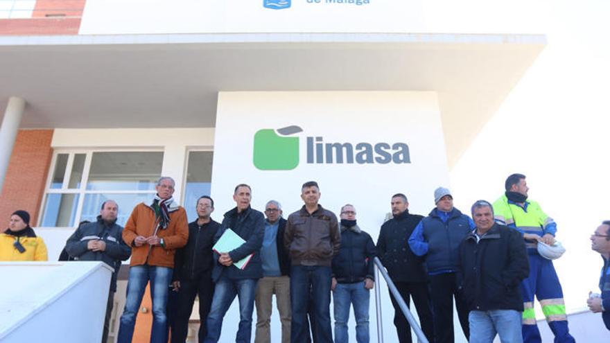 Representantes del comité de empresa en las oficinas de Limasa.