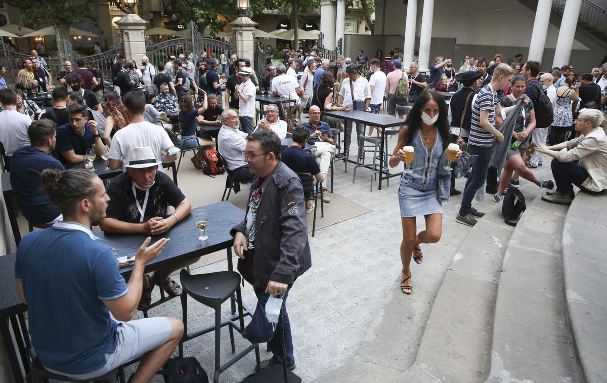 La terraza del Teatre Kursaal fue el lugar ideal para reencuentros, abrazos y cervezas bien frescas. 