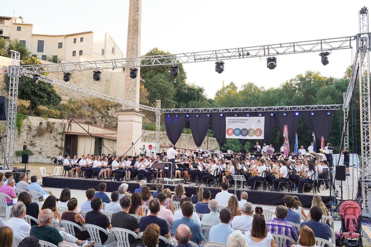 Así fue el histórico homenaje al maestro Ferrero con más de 300 músicos en Ontinyent Así fue el histórico homenaje al maestro Ferrero con más de 300 músicos en Ontinyent