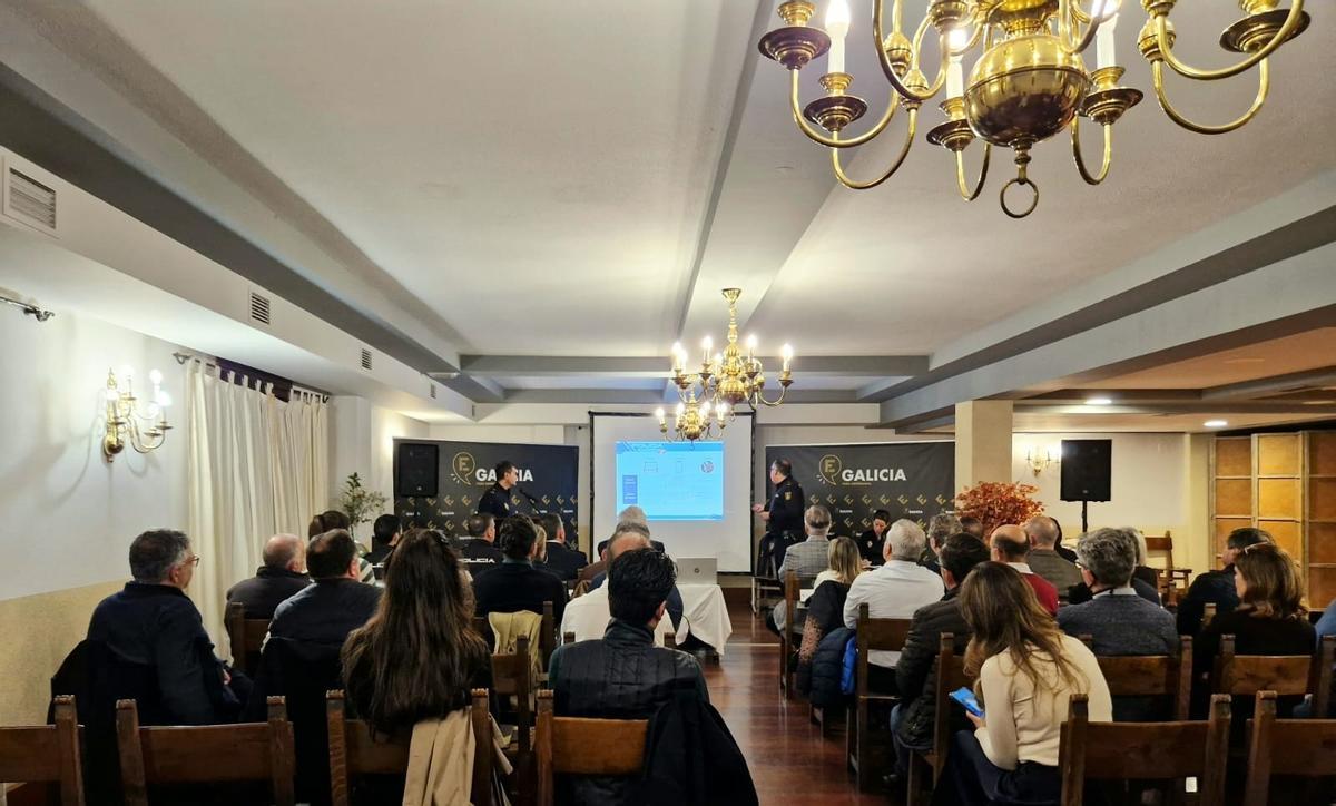 Un momento de la charla sobre ciberdelincuencia ofrecida por el grupo Ciber de la Policía Nacional de Vilagarcía a los socios de Galicia Foro Empresarial, en el Pazo Rial.   | //  FDV