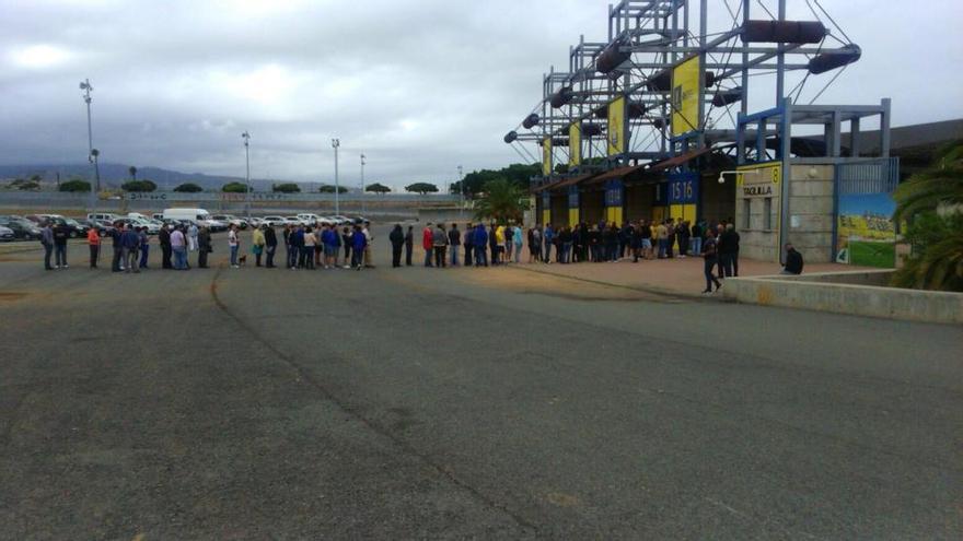 Decenas de aficionados de la UD hacen cola en las taquillas del Estadio de Gran Canaria esta mañana