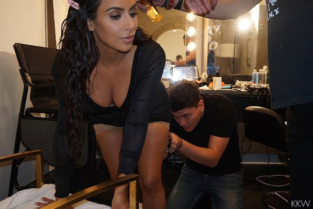 Kim Kardashian maquillándose el culo