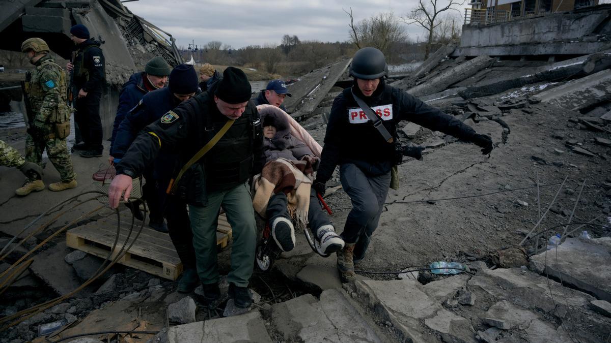 Una persona es transportada, mientras continúa la invasión rusa de Ucrania, en Romanivka, Ucrania, el 9 de marzo de 2022.